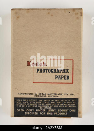 Fotopapier - Kodak Australasia Pty Ltd, 'Velox Single Gewicht F.1', ca. 1940 s, versiegelte Box von Kodak Fotopapier, 'Velox Single Gewicht F.1 ", 100 weiß glänzende glatte Blätter für Negative von hoher Kontrast, 4 1/2 x 2 3/4 Zoll, von Kodak Australasia Pty Ltd, Abbotsford, Melbourne, ca. 1940er Jahre hergestellt. Es ist Teil der Kodak Sammlung von Produkten, Werbematerialien, Fotos und Arbeitsleben Artefakte Stockfoto