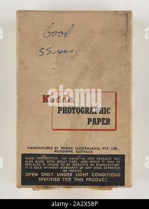 Fotopapier - Kodak Australasia Pty Ltd, 'Velox Single Gewicht F.2', ca. 1940, geöffnet, von Kodak Fotopapier, 'Velox Single Gewicht F.2', 100 weiß glänzende glatte Blätter für Negative der normalen Kontrast, 4 1/2 x 2 3/4 Zoll, von Kodak Australasia Pty Ltd, Abbotsford, Melbourne, ca. 1940er Jahre hergestellt. Es ist Teil der Kodak Sammlung von Produkten, Werbematerialien, Fotos und Arbeitsleben Artefakte Stockfoto