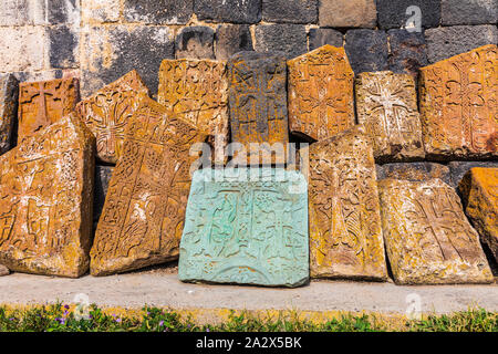 Armenien. Sevan. Stein Tabletten außerhalb der Kirche von surp Arakelots am Sevanavank Klosteranlage auf Sevan. Stockfoto