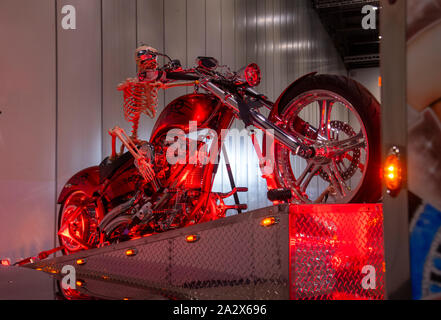 Skelett auf einem benutzerdefinierten Motorrad London Motor Show Mai 2019, Excel London Stockfoto