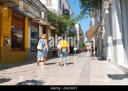 NAFPLIO GRIECHENLAND - 18 Juli 2019; griechische Dorf von Nafplio street scene bei Einheimischen und Touristen und zwei Frauen zu Fuß auf der Straße Stockfoto