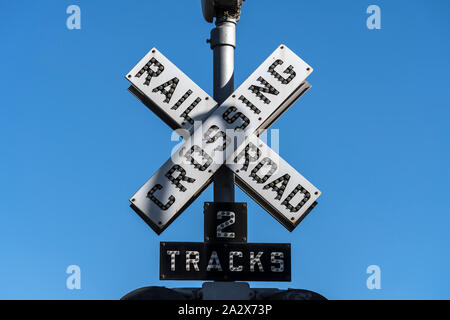 Alte Bahnübergang zwei Tracks Signal unterzeichnen. Stockfoto