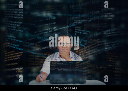 Informationstechnologie student sehr fokussiert und in Coding ernst und eine Website. HTML-Entwicklung. Stockfoto