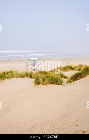 Nebligen Nachmittag am Morro Rock Beach. Morro Bay, Kalifornien, USA. Stockfoto