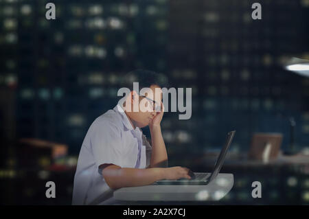 Müde student einzuschlafen. Schläfrige Schüler während der Hausarbeit. Stockfoto