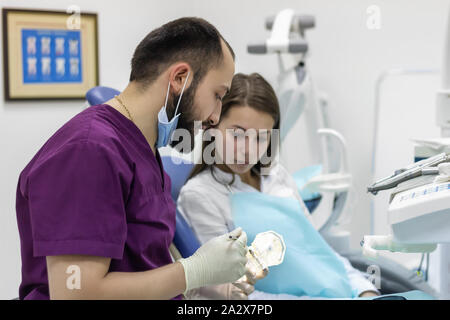 Zahnarzt erklärt geduldig auf den Zähnen layout Beratung Gesundheit Stockfoto