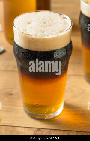 Alkoholische Apfelwein und Bier Black Velvet in einem Glas Stockfoto