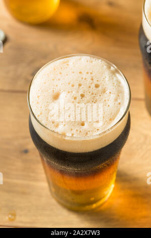 Alkoholische Apfelwein und Bier Black Velvet in einem Glas Stockfoto