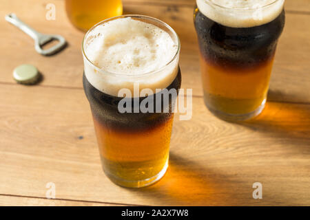 Alkoholische Apfelwein und Bier Black Velvet in einem Glas Stockfoto
