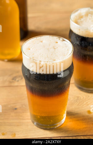 Alkoholische Apfelwein und Bier Black Velvet in einem Glas Stockfoto