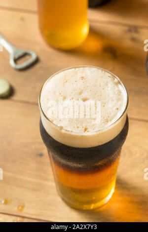 Alkoholische Apfelwein und Bier Black Velvet in einem Glas Stockfoto