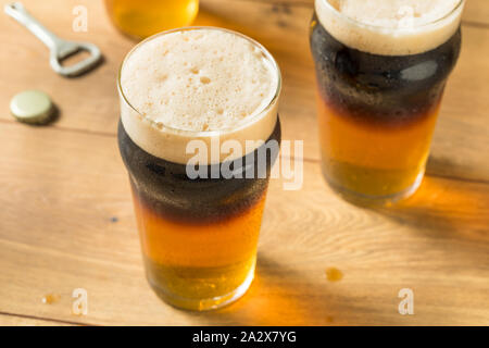 Alkoholische Apfelwein und Bier Black Velvet in einem Glas Stockfoto