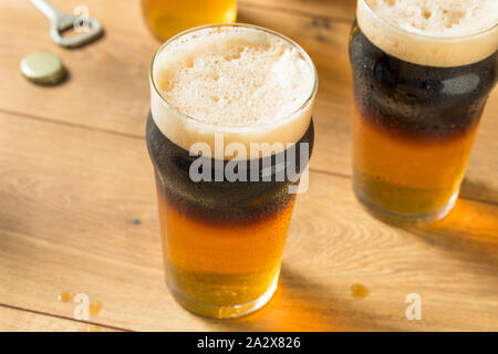 Alkoholische Apfelwein und Bier Black Velvet in einem Glas Stockfoto