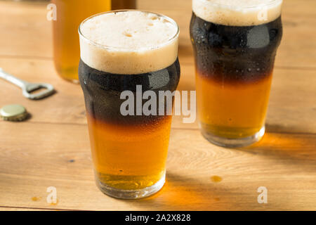 Alkoholische Apfelwein und Bier Black Velvet in einem Glas Stockfoto