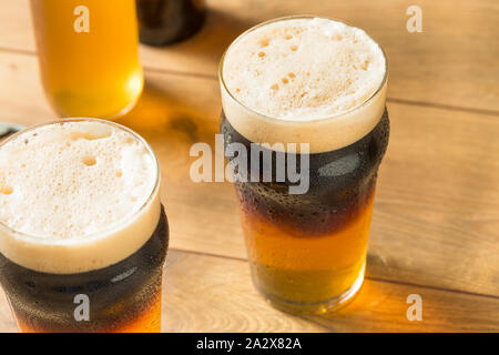Alkoholische Apfelwein und Bier Black Velvet in einem Glas Stockfoto