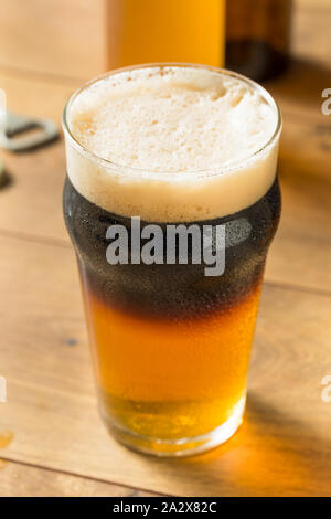Alkoholische Apfelwein und Bier Black Velvet in einem Glas Stockfoto