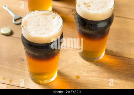 Alkoholische Apfelwein und Bier Black Velvet in einem Glas Stockfoto