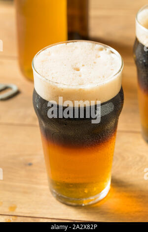 Alkoholische Apfelwein und Bier Black Velvet in einem Glas Stockfoto