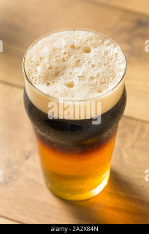 Alkoholische Apfelwein und Bier Black Velvet in einem Glas Stockfoto