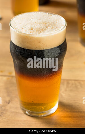 Alkoholische Apfelwein und Bier Black Velvet in einem Glas Stockfoto