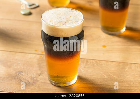 Alkoholische Apfelwein und Bier Black Velvet in einem Glas Stockfoto