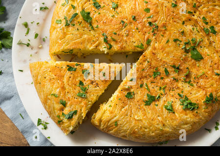 Hausgemachte Spaghetti Omelett mit Eiern und Petersilie Stockfoto