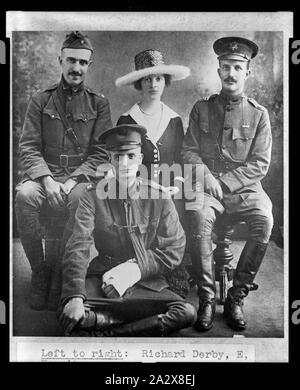 Richard Derby, Archie Roosevelt vor, Eleanor und Kermit Roosevelt, in voller Länge Porträt, sitzen, nach vorne, die Männer in Uniform Stockfoto