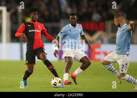 Rom, Italien. 03 Okt, 2019. Rom, Italien, Oktober 03, 2019: Eduardo Camavinga (Rennes), Valon Berisha (Latium) in Aktion während der UEFA Europa League Gruppe E Fußballspiel zwischen SS Lazio und Rennes, im Olympiastadion in Rom am 03. Oktober 2019. Credit: Unabhängige Fotoagentur/Alamy leben Nachrichten Stockfoto