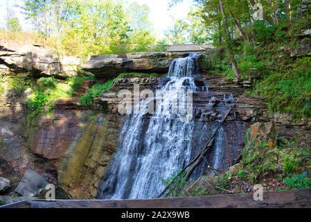 Brandywine fällt bei der Cuyahoga Valley National Park. Blaues Wasser hetzen über farbige Felsen an einem sonnigen Tag. Im Wald isoliert. Stockfoto