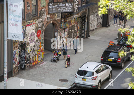 Auf der Suche nach unten aus der High Line bei 520 West 22. Straße Am Wall Art und Graffiti an den Wänden der Himmlischen Körper arbeitet. Stockfoto