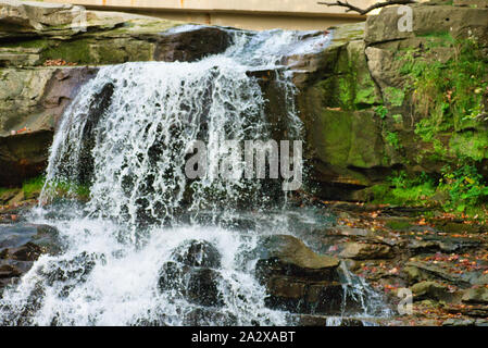 Brandywine fällt bei der Cuyahoga Valley National Park. Blaues Wasser hetzen über farbige Felsen an einem sonnigen Tag. Im Wald isoliert. Stockfoto