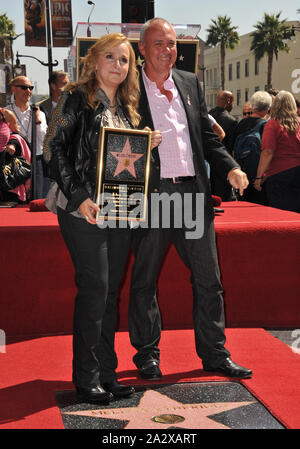 LOS ANGELES, Ca. September 27, 2011: Sängerin Melissa Etheridge & Hamish Dodds, Präsident/CEO von Hard Rock International auf dem Hollywood Boulevard, wo sie mit den 2.450 th Stern auf dem Hollywood Walk of Fame geehrt wurde. © 2011 Paul Smith/Featureflash Stockfoto