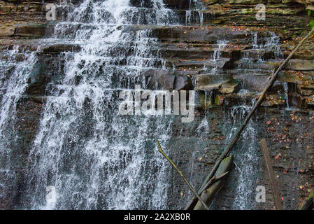 Brandywine fällt bei der Cuyahoga Valley National Park. Blaues Wasser hetzen über farbige Felsen an einem sonnigen Tag. Im Wald isoliert. Stockfoto