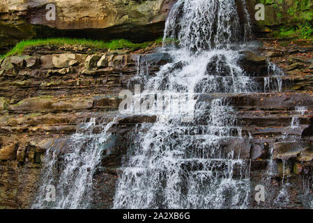 Brandywine fällt bei der Cuyahoga Valley National Park. Blaues Wasser hetzen über farbige Felsen an einem sonnigen Tag. Im Wald isoliert. Stockfoto