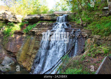 Brandywine fällt bei der Cuyahoga Valley National Park. Blaues Wasser hetzen über farbige Felsen an einem sonnigen Tag. Im Wald isoliert. Stockfoto