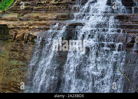 Brandywine fällt bei der Cuyahoga Valley National Park. Blaues Wasser hetzen über farbige Felsen an einem sonnigen Tag. Im Wald isoliert. Stockfoto