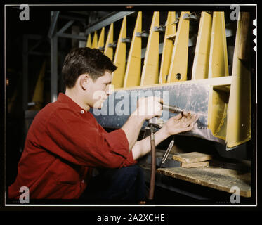 Nieten bei der Arbeit im Douglas Aircraft Corporation-Werk in Long Beach, Kalifornien Stockfoto