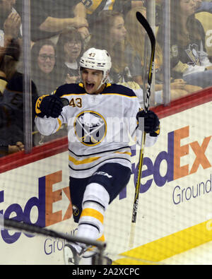 Pittsburgh, USA. 03 Okt, 2019. Buffalo Sabres linken Flügel Conor Sheary (43) feiert sein Tor gegen die Pittsburgh Penguins in der ersten Periode bei PPG Malt Arena in Pittsburgh onThursday, 3. Oktober 2019. Foto von Archie Tischler/UPI Quelle: UPI/Alamy leben Nachrichten Stockfoto