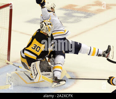 Pittsburgh, USA. 03 Okt, 2019. Buffalo Sabres Zentrum Zemgus Girgensons (28) kollidiert mit Pittsburgh Penguins Torwart Matt Murray (30) während der ersten Zeit bei PPG Malt Arena in Pittsburgh onThursday, 3. Oktober 2019. Foto von Archie Tischler/UPI Quelle: UPI/Alamy leben Nachrichten Stockfoto