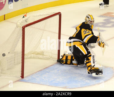 Pittsburgh, USA. 03 Okt, 2019. Buffalo Sabres linken Flügel Conor Sheary Kerben auf Pittsburgh Penguins Torwart Matt Murray (30) während der ersten Zeit bei PPG Malt Arena in Pittsburgh onThursday, 3. Oktober 2019. Foto von Archie Tischler/UPI Quelle: UPI/Alamy leben Nachrichten Stockfoto