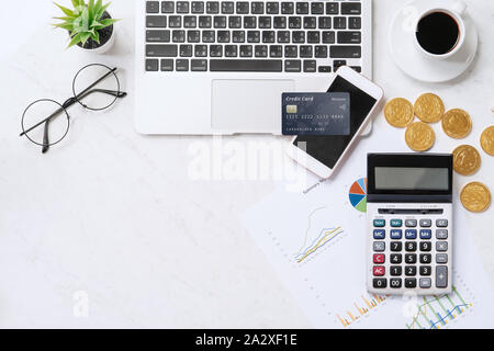 Konzept der online Bezahlung mit Kreditkarte mit Smartphone, Laptop auf Büro Schreibtisch auf sauberen, hellen Marmor tisch Hintergrund, Ansicht von oben, La Stockfoto