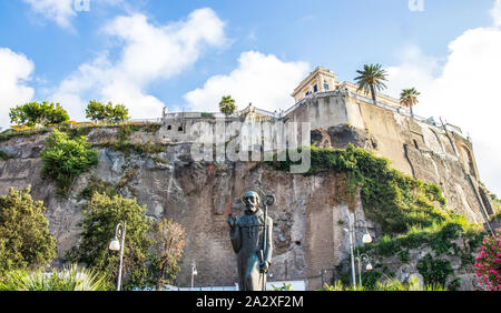 Sorrento Sommer Tag anzuzeigen, an Denkmal des Heiligen und hohen Felsen mit Häusern oben Stockfoto