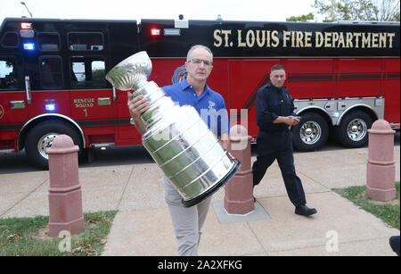 St. Louis, USA. 03 Okt, 2019. Ehemalige St. Louis Blues defenseman und Mitglied der National Hockey League Hall of Fame Al MacInnis, trägt den Stanley Cup in die St. Louis Feuerwehr Hauptquartier am Donnerstag, 3. Oktober 2019. Der Stanley Cup, von den St. Louis Blues im Juni 2019 gewann, ist eine abschließende Tour rund um die St. Louis Bereich vor der Rückkehr in die Hockey Hall of Fame. Foto von Bill Greenblatt/UPI Quelle: UPI/Alamy leben Nachrichten Stockfoto