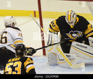 Pittsburgh, USA. 03 Okt, 2019. Buffalo Sabres defenseman Rasmus Dahlin (26) die Punkte auf der Pittsburgh Penguins Torwart Matt Murray (30) in der zweiten Periode am PPG Malt Arena in Pittsburgh onThursday, 3. Oktober 2019. Foto von Archie Tischler/UPI Quelle: UPI/Alamy leben Nachrichten Stockfoto