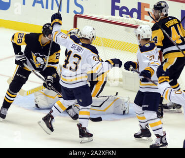 Pittsburgh, USA. 03 Okt, 2019. Buffalo Sabres linken Flügel Conor Sheary (43) feiert sein zweites Ziel des Spiel gegen die Pittsburgh Penguins in der zweiten Periode am PPG Malt Arena in Pittsburgh onThursday, 3. Oktober 2019. Foto von Archie Tischler/UPI Quelle: UPI/Alamy leben Nachrichten Stockfoto