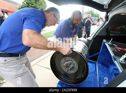 St. Louis, USA. 03 Okt, 2019. Ehemalige St. Louis Blues defenseman und Mitglied der National Hockey League Hall of Fame Al MacInnis, (L) erhält Hilfe von St. Louis Blues Dave Otto, den Stanley Cup wieder in seinem Fall nach einem Besuch der St. Louis Feuerwehr Hauptquartier am Donnerstag, 3. Oktober 2019. Der Stanley Cup, von den St. Louis Blues im Juni 2019 gewann, ist eine abschließende Tour rund um die St. Louis Bereich vor der Rückkehr in die Hockey Hall of Fame. Foto von Bill Greenblatt/UPI Quelle: UPI/Alamy leben Nachrichten Stockfoto