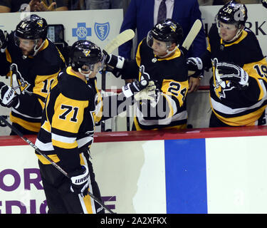 Pittsburgh, USA. 03 Okt, 2019. Pittsburgh Penguins center Evgeni Malkin (71) feiert sein Ziel früh in der zweiten Periode gegen die Buffalo Sabres am PPG Malt Arena in Pittsburgh onThursday, 3. Oktober 2019. Foto von Archie Tischler/UPI Quelle: UPI/Alamy leben Nachrichten Stockfoto