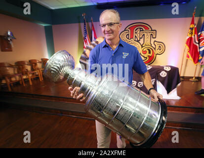 St. Louis, USA. 03 Okt, 2019. Ehemalige St. Louis Blues defenseman und Mitglied der National Hockey League Hall of Fame Al MacInnis, trägt den Stanley Cup nach einem Besuch der St. Louis Feuerwehr Hauptquartier am Donnerstag, 3. Oktober 2019. Der Stanley Cup, von den St. Louis Blues im Juni 2019 gewann, ist eine abschließende Tour rund um die St. Louis Bereich vor der Rückkehr in die Hockey Hall of Fame. Foto von Bill Greenblatt/UPI Quelle: UPI/Alamy leben Nachrichten Stockfoto