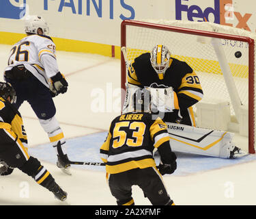 Pittsburgh, USA. 03 Okt, 2019. Buffalo Sabres defenseman Rasmus Dahlin (26) die Punkte auf der Pittsburgh Penguins Torwart Matt Murray (30) in der zweiten Periode am PPG Malt Arena in Pittsburgh onThursday, 3. Oktober 2019. Foto von Archie Tischler/UPI Quelle: UPI/Alamy leben Nachrichten Stockfoto