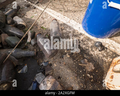 Eine Nahaufnahme von Flaschen und Sprungrohre auf dem Boden. Stockfoto